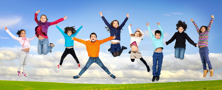 跳跃的中学生跳跃的儿童照片