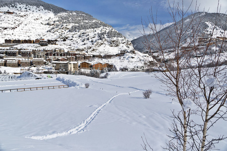 冬季的高山滑雪坡上可欣赏到村庄的景色。阳光明媚的日子里有很多雪