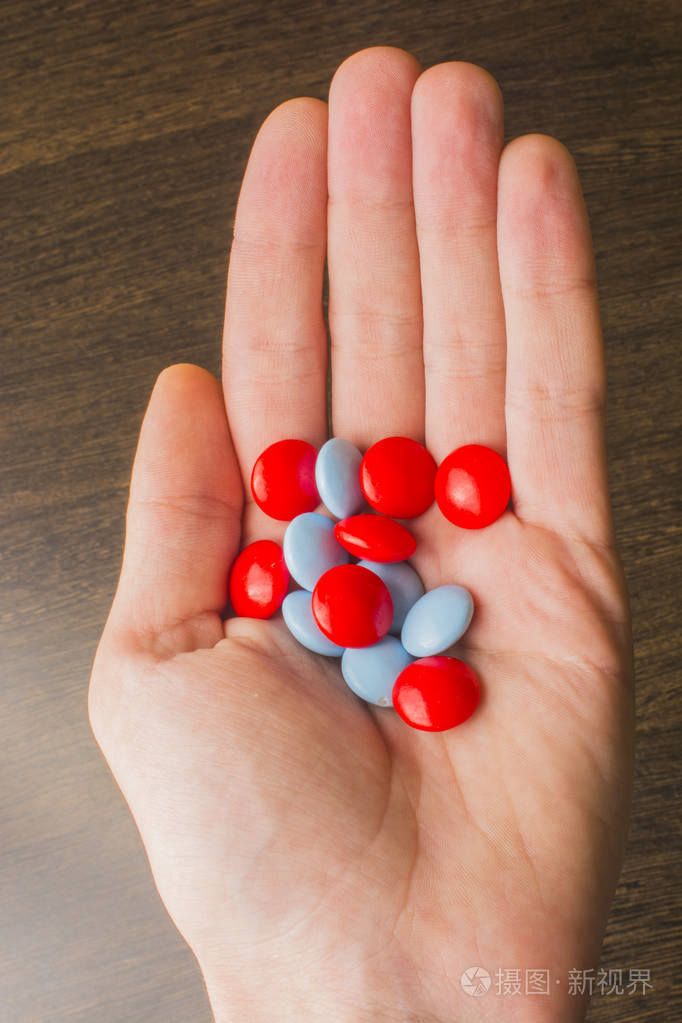 手上的红蓝药片