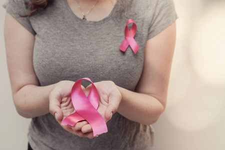 女性持有粉红色丝带, 乳腺癌意识, 10月粉红色概念