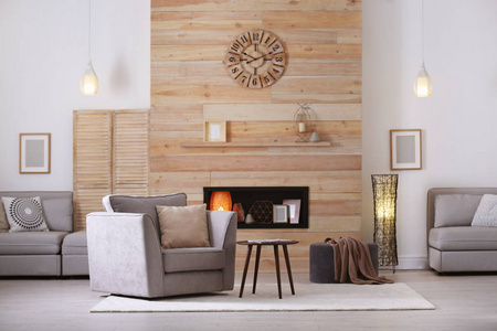 舒适的家具公寓与利基在木墙和扶手椅。室内设计