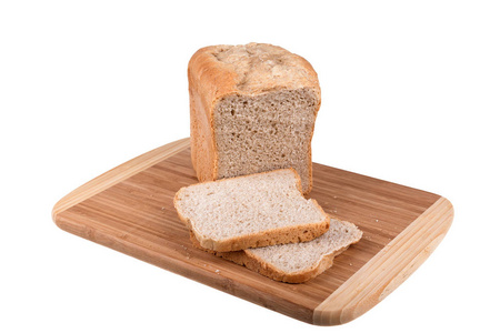 自制全麦拼写和白色面粉面包在白色背景下, 烘烤在面包机