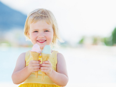 微笑宝宝吃两个冰淇淋角