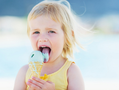 开心宝贝吃冰淇淋