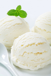 勺白色冰淇淋