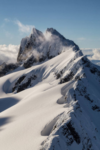 美丽的山 坦塔罗斯范围 的空中风景看法在 Squamish, 不列颠哥伦比亚省, 加拿大