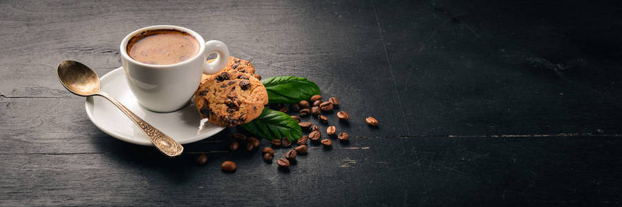 咖啡和燕麦巧克力饼干的木制背景。咖啡豆顶部视图。文本的可用空间