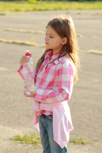 可爱的小女孩喝水