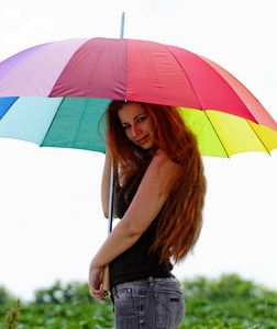 彩虹色雨伞的漂亮年轻女孩