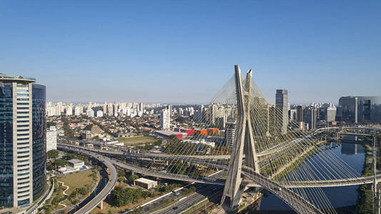 圣保罗市著名的斜拉桥。巴西。圣保罗市奥克塔维奥乌戈查韦斯弗里亚斯大桥鸟瞰图