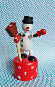 现代彩色图案背景雪人玩具