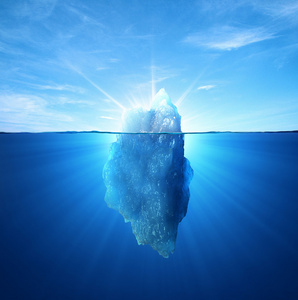 水面下的冰山照片