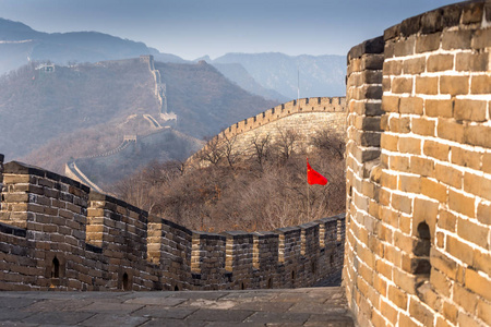 中国长城是由石头制成的一系列防御工事。