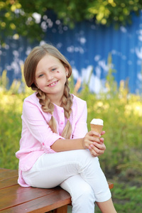 小女孩吃着冰淇淋