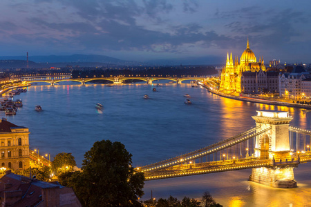 布达佩斯是首都, 也是匈牙利人口最多的城市。