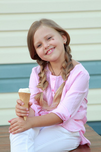 小女孩吃着冰淇淋
