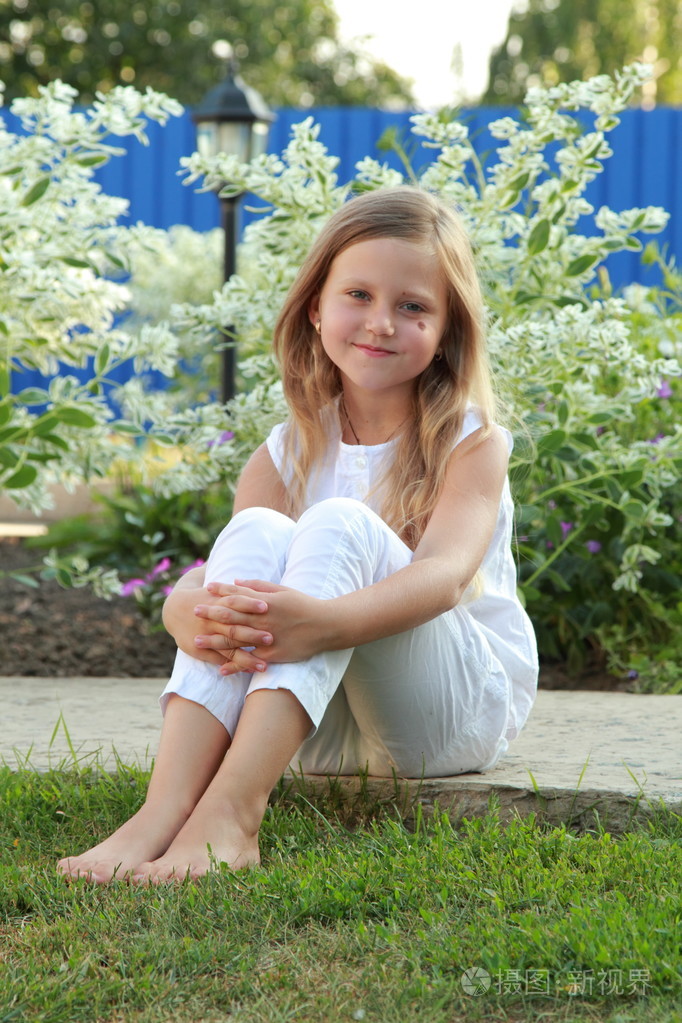 户外活动在夏天的小女孩