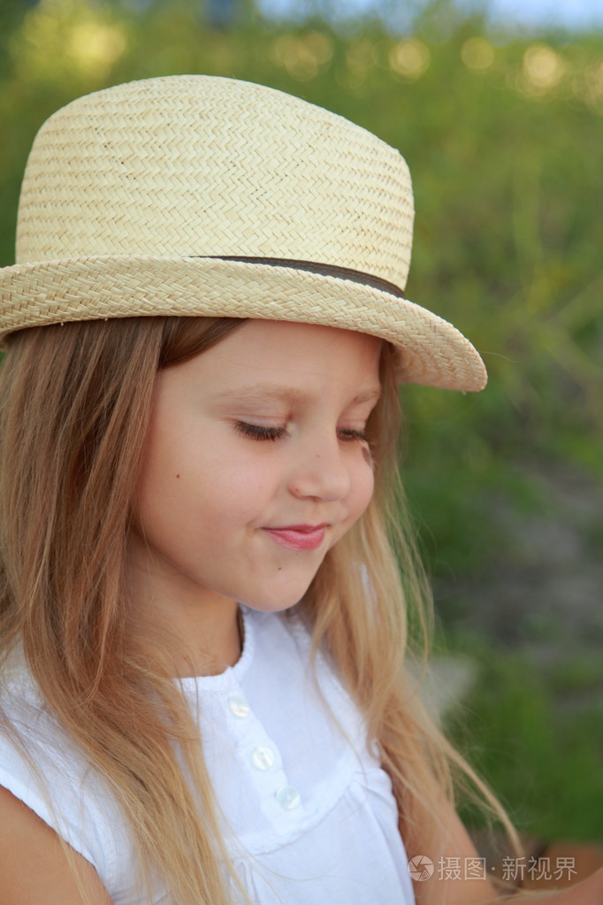 夏天戴着帽子的小女孩