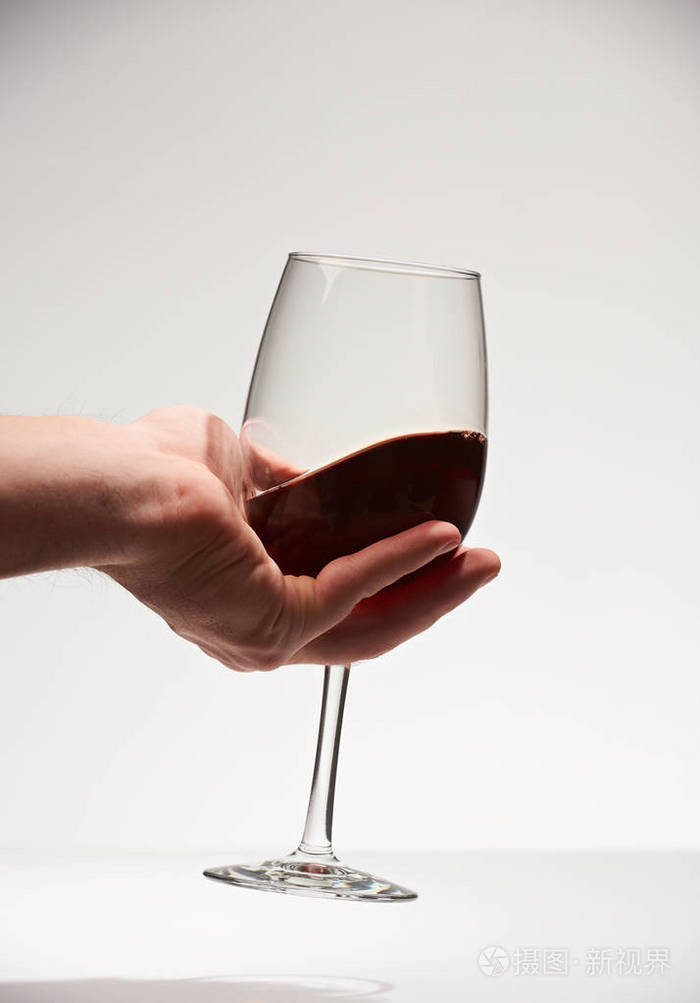 红酒杯怎么拿图片(红酒杯拿酒正确方法)