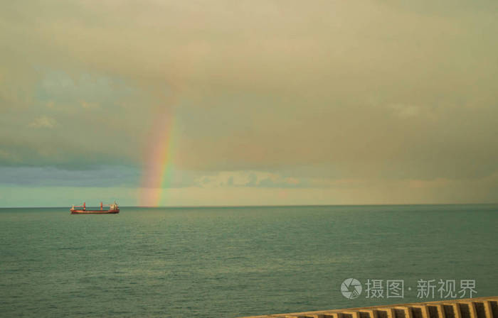 雨后的彩虹和海的风暴。日出时的五颜六色的云彩类型, 海景地平线