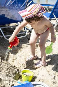 小女孩在海滩上玩水