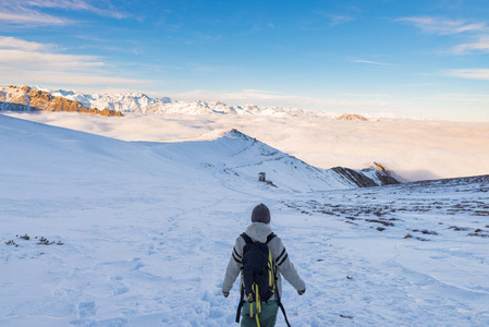 徒步旅行在阿尔卑斯山的雪地上。后视, 冬的生活方式, 冰冷的感觉, 雄伟的图片