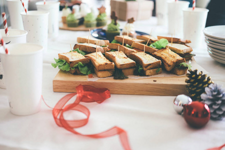 餐桌上的三明治为宴会服务图片