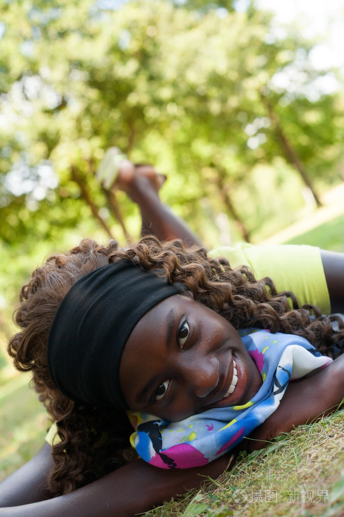 可爱少女的黑人女孩