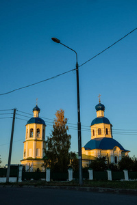 日落时分 Yasenevo 的要塞教堂观景