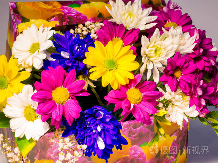 礼品盒中五颜六色的鲜艳花朵花束