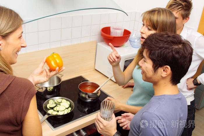 朋友们在一起做饭