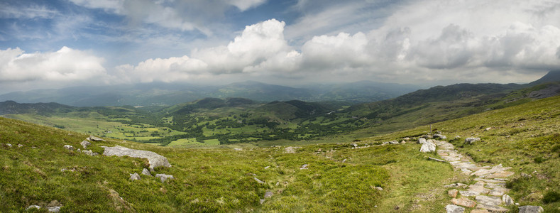 查看从 cadair 伊德里斯山北部农村景色