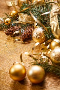 圣诞树枝金色的球和丝带