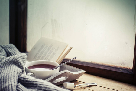 新鲜茶杯与书和棉花糖的特写镜头