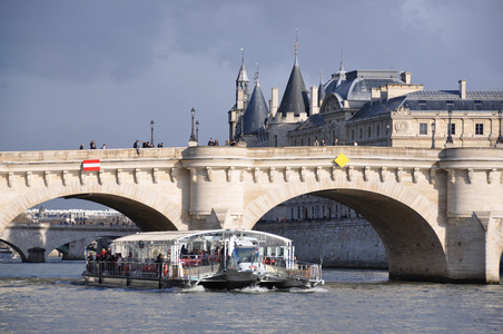 在巴黎 pont neuf 桥