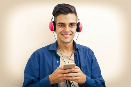 年轻的现代青少年, 电话和耳机听音乐