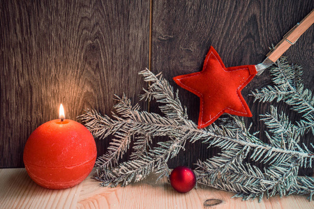 圣诞装饰木制背景上的两个红蜡烛