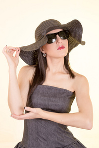 时尚女人戴着墨镜和帽子