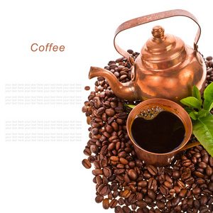 咖啡豆 铜壶和铜杯孤立在白色背景上的新煮黑咖啡