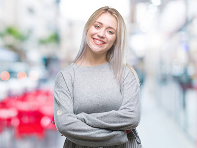 年轻的金发女人在孤立的背景快乐的脸微笑着交叉双臂看着相机。积极的人