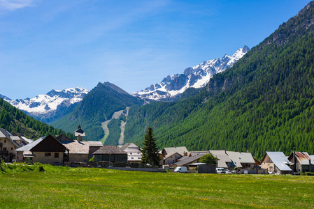 夏天在阿尔卑斯, 旅游胜地, 度假村。高山草甸和郁郁葱葱的绿色林地在高山山脉中绽放