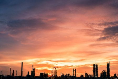 在石油工业中的塔的剪影日落天空视图