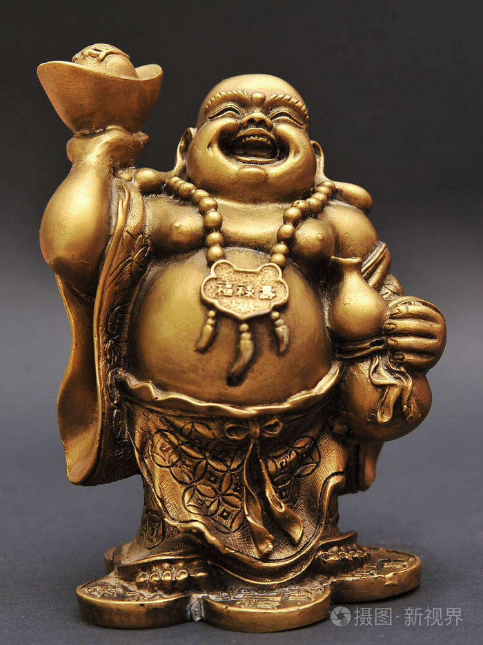 黑色背景下的金佛