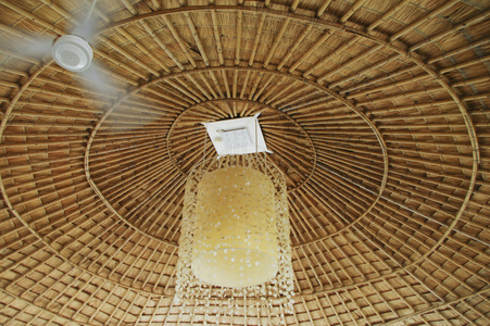 由木材 & 山部落的中国竹子天花板照片