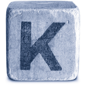 木制的蓝色块字母 k 的照片