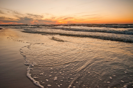 在海滩上的日落。波罗的海