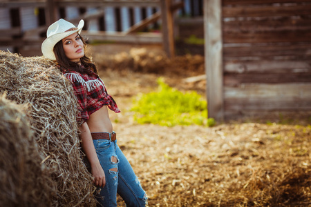 女牛仔模型摆在农场