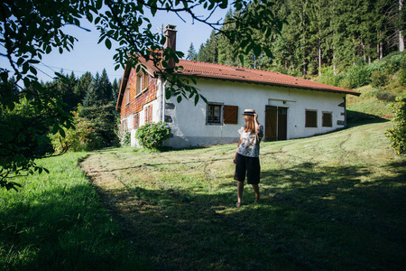 妇女对美丽的农村房子图片