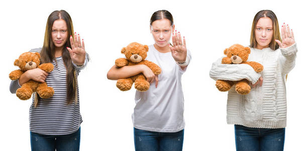 年轻女孩拿着泰迪熊在白色孤立的背景拼贴与张开的手做停止标志用严肃和自信的表情, 防御姿态