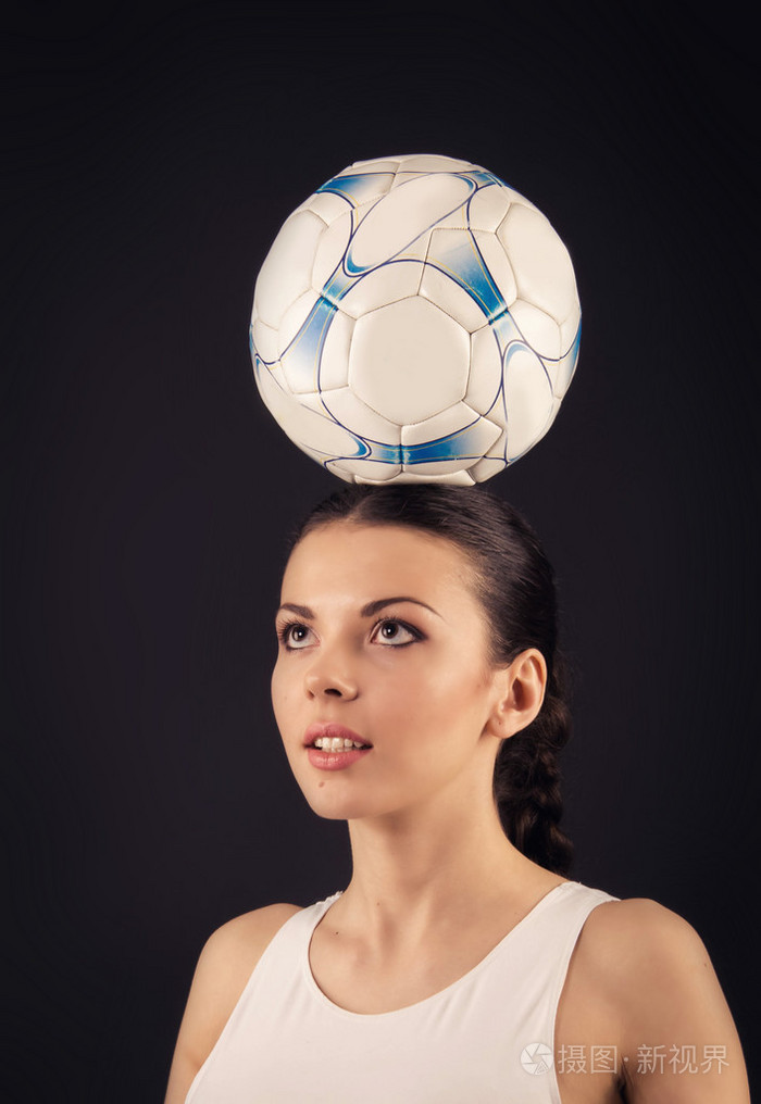 女孩与她头上的球
